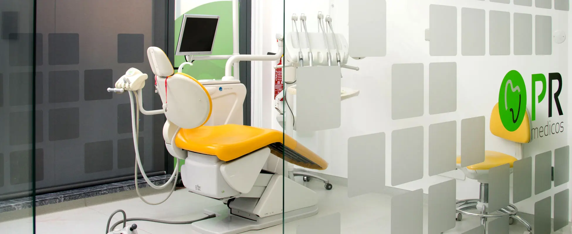 PR Médicos treatment room, with the clinic logo on the wall