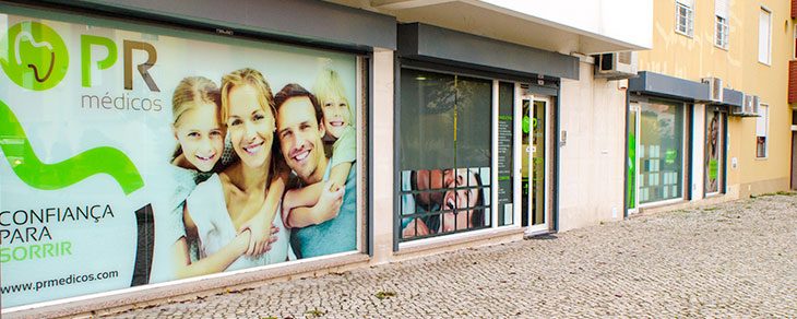 Front of the PR Médicos clinic